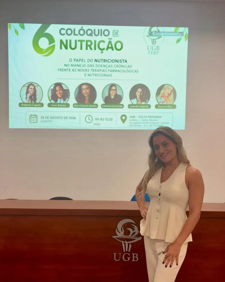 Karyna Rios palestrando no 6º Colóquio de Nutrição